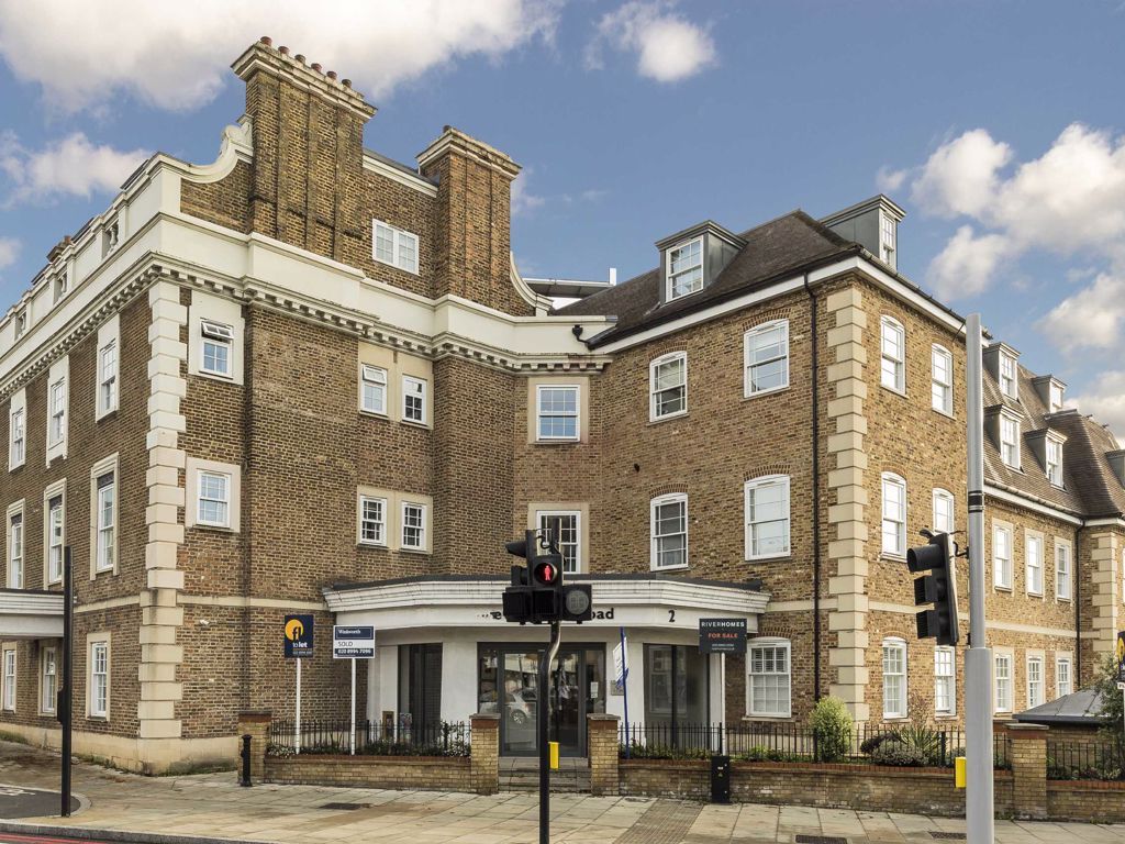 2 bed flat for sale in Kew Bridge Road, Brentford TW8, £550,000