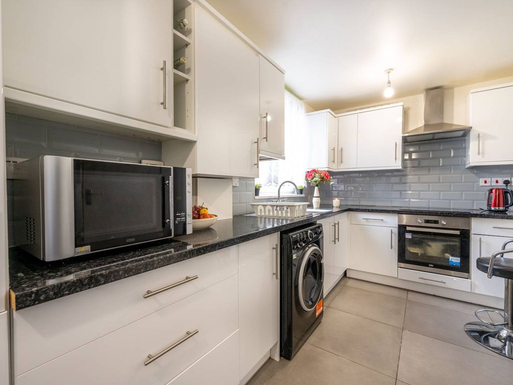 3 bed maisonette for sale in Beachcroft Way, Archway, London N19, £475,000