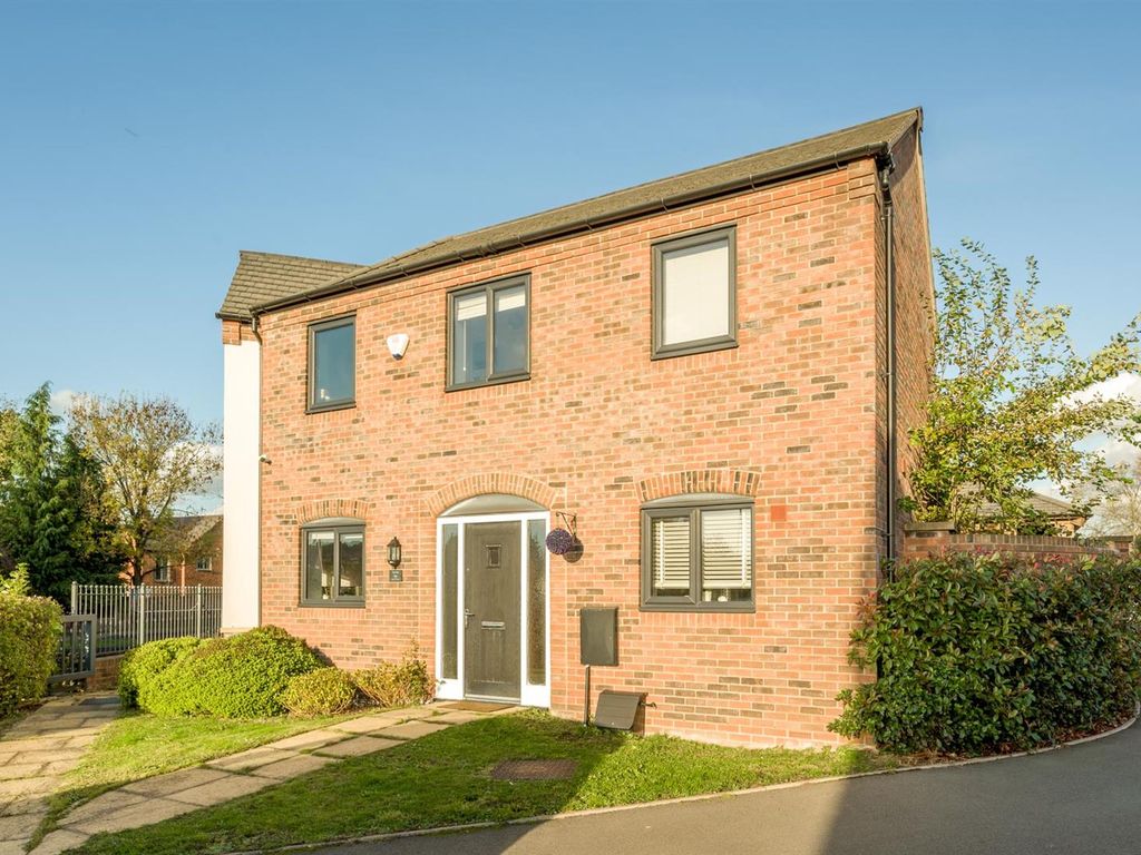 3 bed detached house for sale in Argyle Close, Wordsley DY8, £345,000