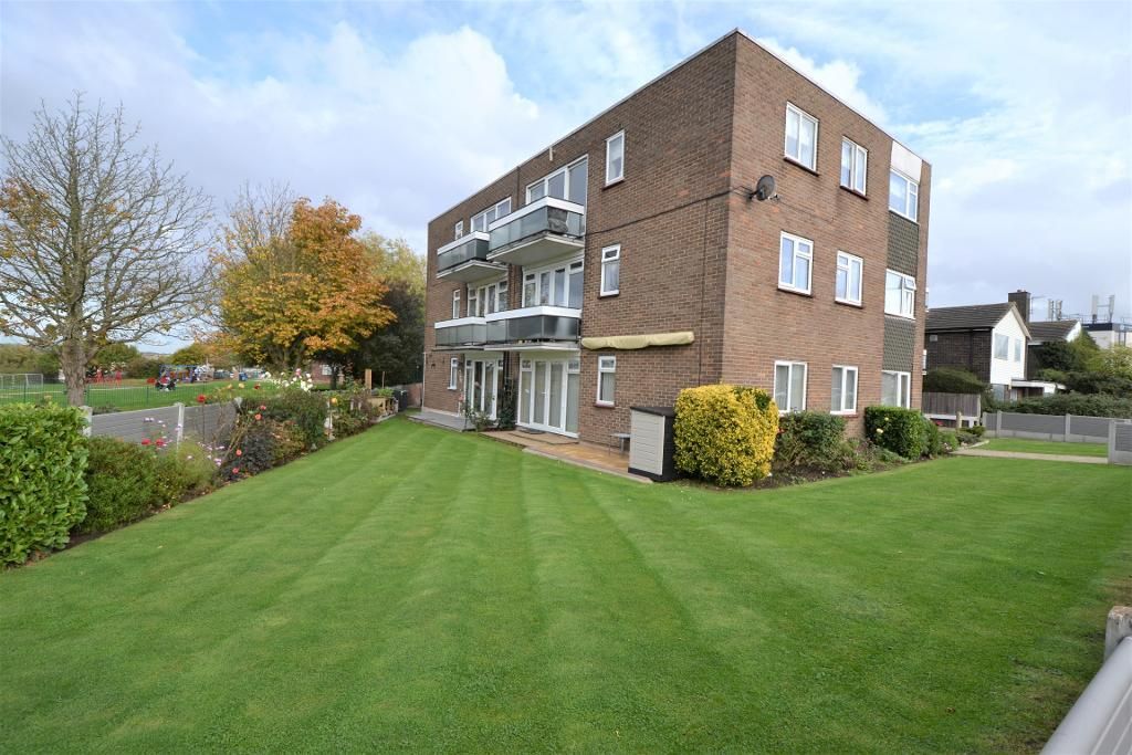 2 bed flat to rent in Park House, Gordon Road, Corringham, Essex SS17, £1,300 pcm