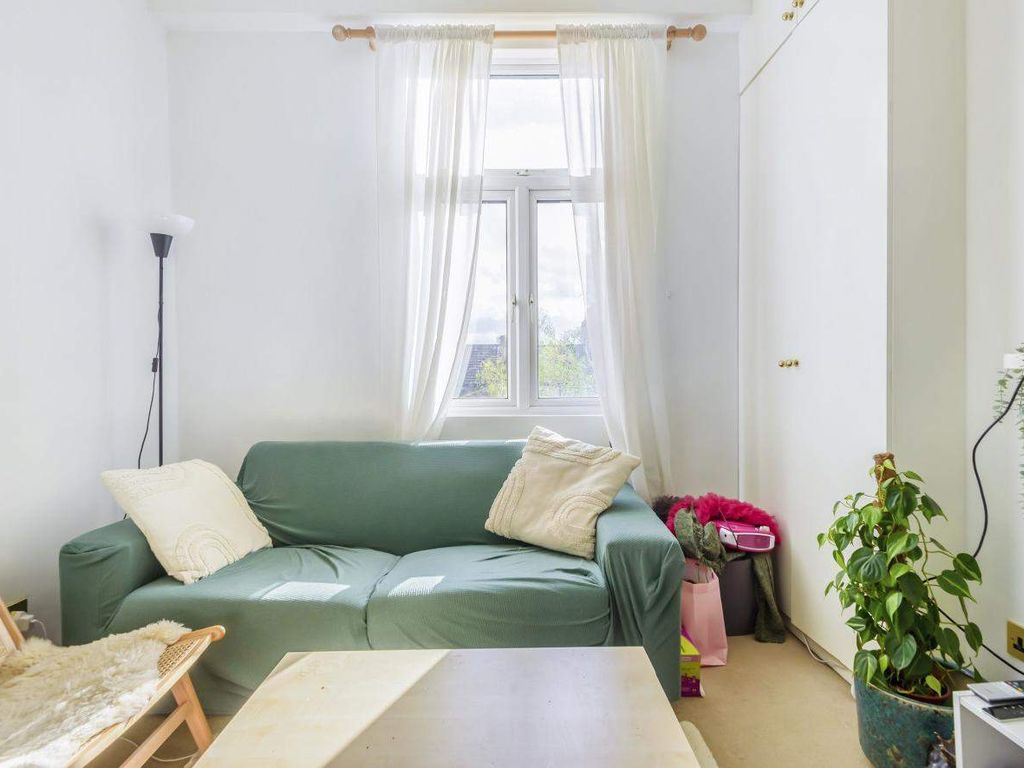 2 bed flat for sale in Greyhound Road, London W6, £400,000