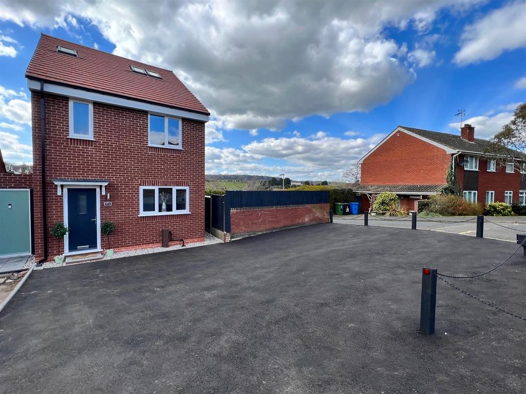 3 bed detached house for sale in Hinksford Lane, Swindon DY3, £340,000