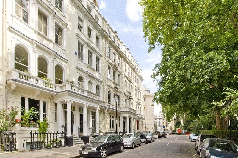 2 bed flat for sale in Cornwall Gardens, London SW7, £1,350,000