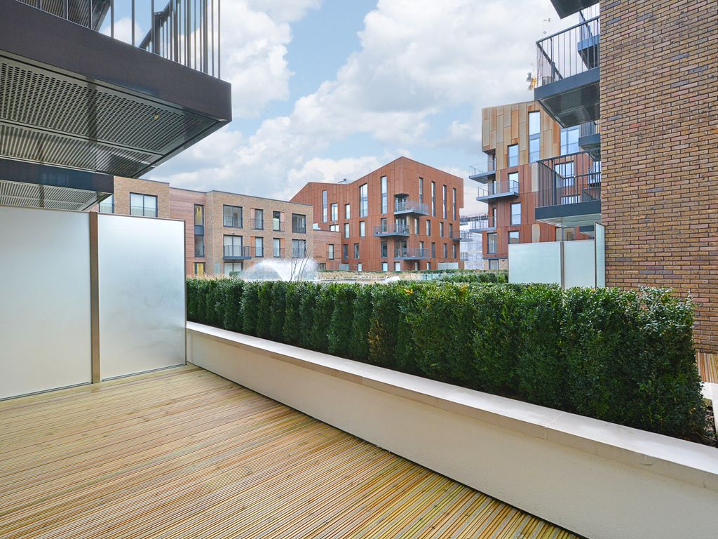 1 bed flat for sale in Marine Wharf, London SE16, £400,000