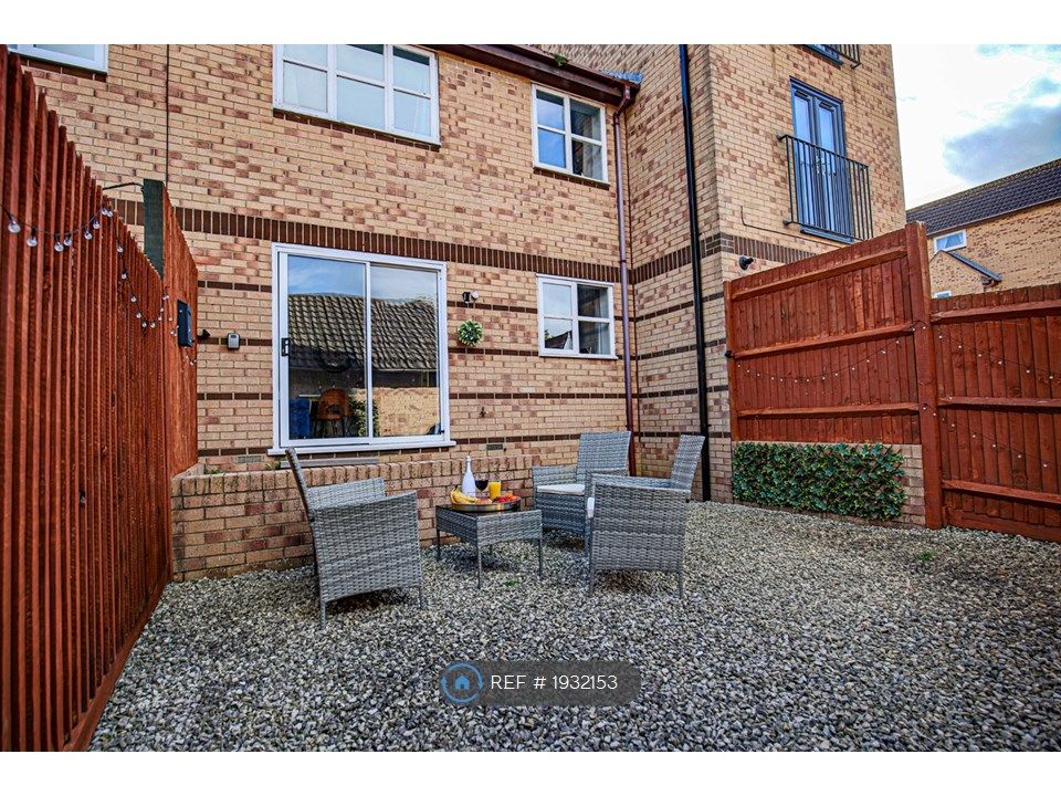 3 bed terraced house to rent in Rosemullion Avenue, Tattenhoe, Milton Keynes MK4, £3,250 pcm