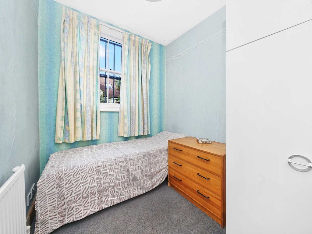 2 bed flat for sale in Murchison Road, Leyton E10, £400,000