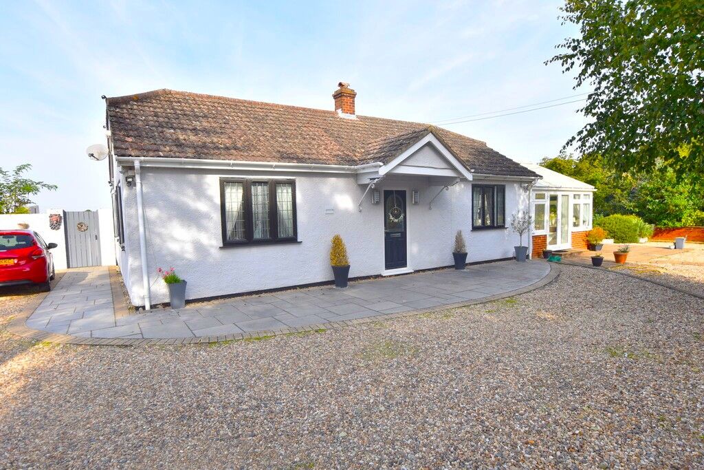 3 bed detached bungalow to rent in Gransmore Green, Felsted, Dunmow CM6, £2,000 pcm