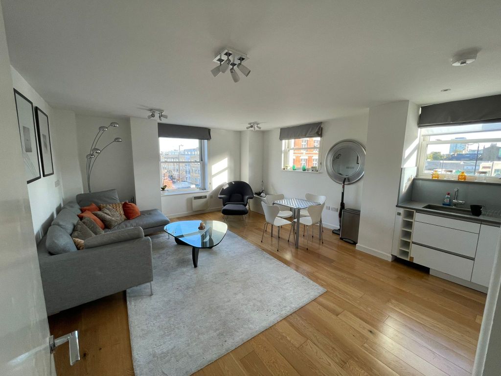 2 bed flat to rent in Caroline St, London E1, £2,000 pcm