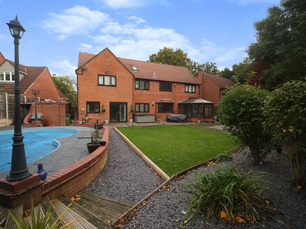 5 bed detached house for sale in Ardens Close, Redditch B98, £650,000