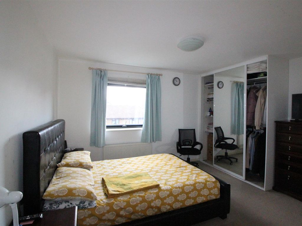 2 bed flat for sale in Sherman House, Aberfeldy Street E14, £400,000