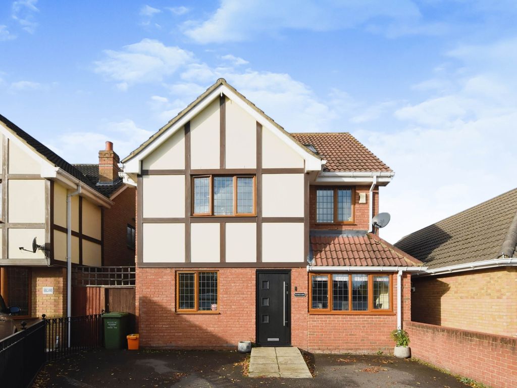 5 bed detached house for sale in Church Road, Laindon, Basildon SS15, £725,000