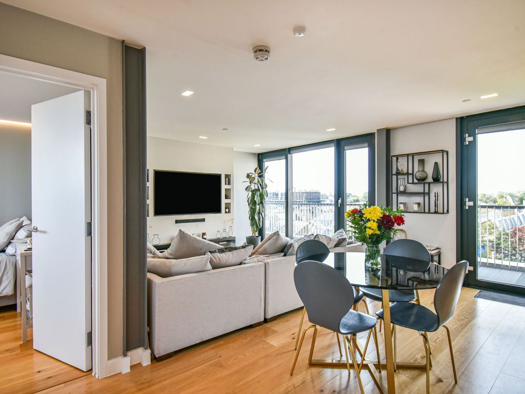 2 bed flat for sale in Acre Lane, London SW2, £625,000