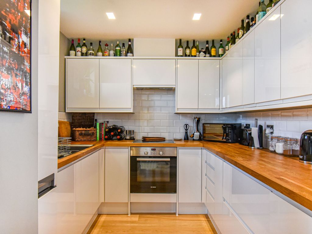 2 bed flat for sale in Acre Lane, London SW2, £625,000