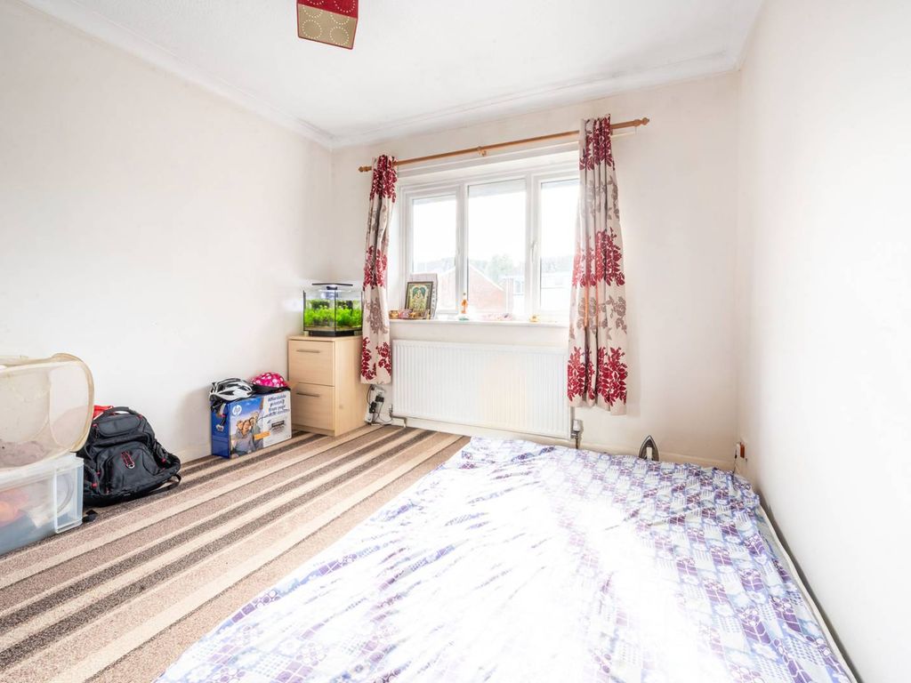 1 bed flat for sale in Barnwood Close, Guildford GU2, £200,000