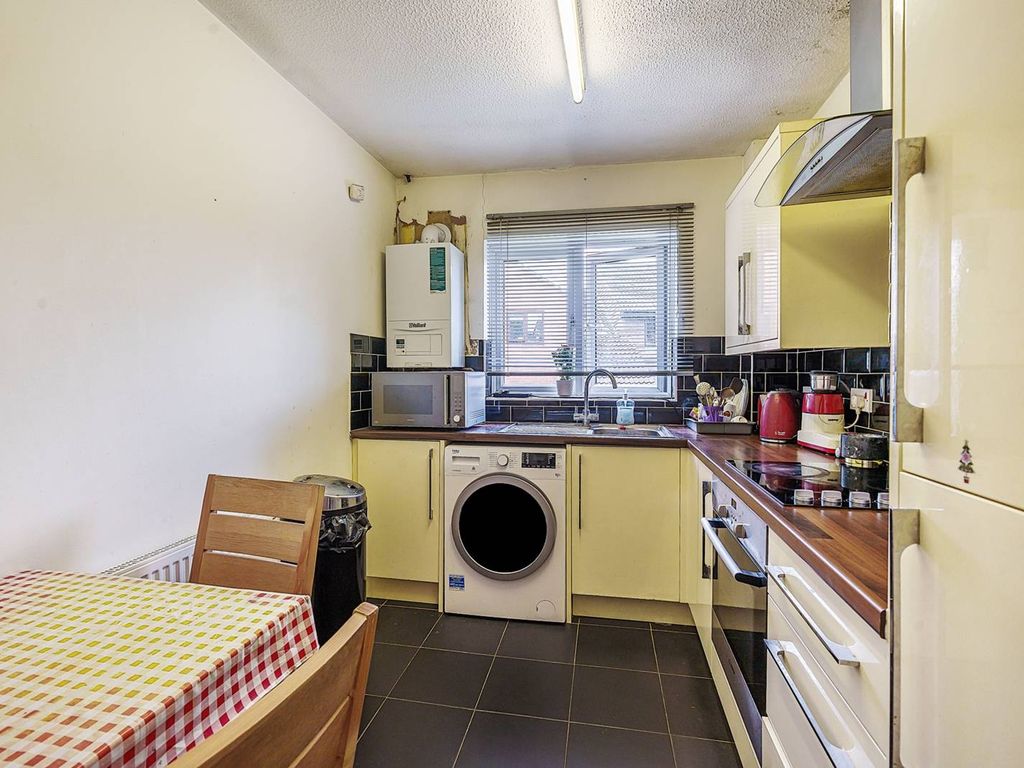 1 bed flat for sale in Barnwood Close, Guildford GU2, £200,000