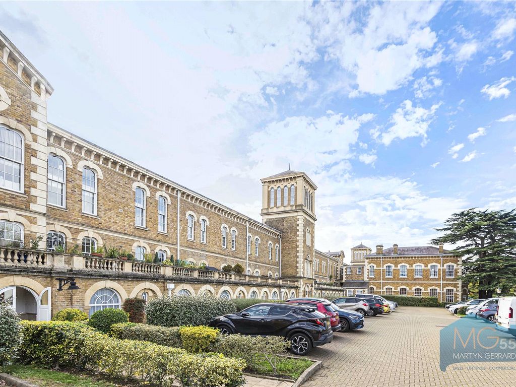 2 bed flat for sale in Princess Park Manor, Royal Drive, London N11, £500,000