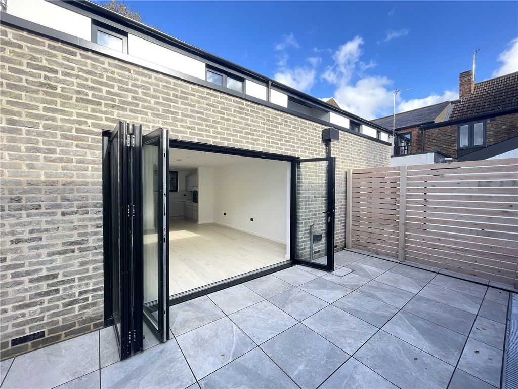 2 bed terraced house to rent in Nursery Row, Barnet, Hertfordshire EN5, £2,175 pcm