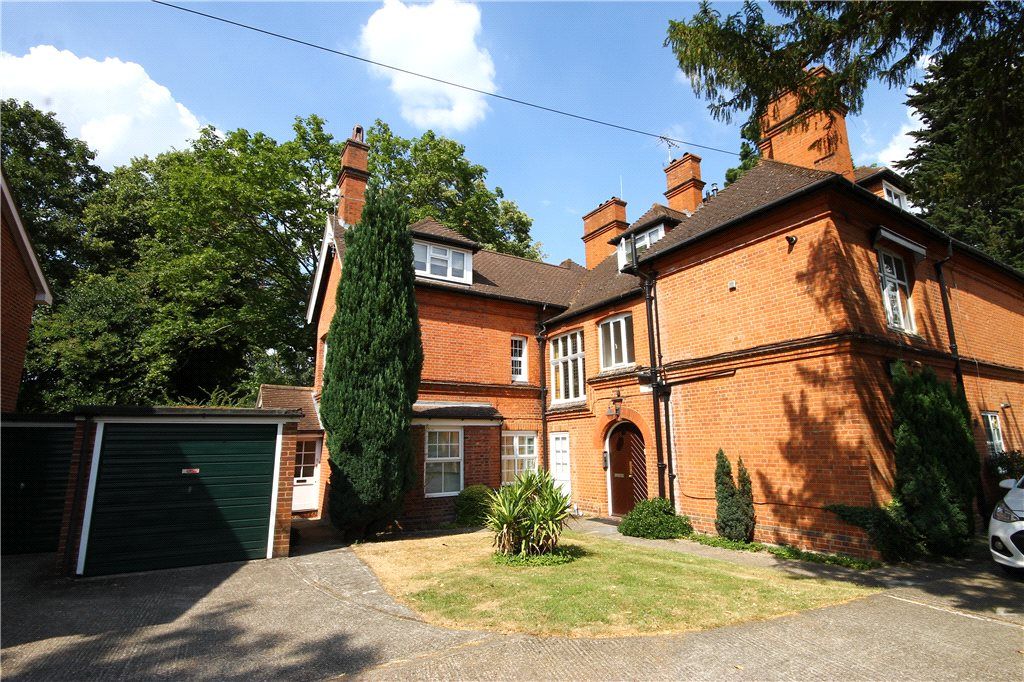 1 bed flat for sale in Middle Hill, Englefield Green, Surrey TW20, £250,000