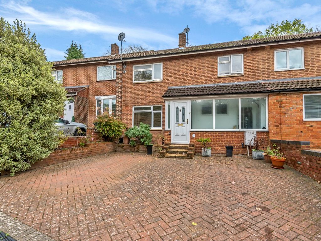 3 bed terraced house for sale in Barnacres Road, Hemel Hempstead, Hertfordshire HP3, £375,000
