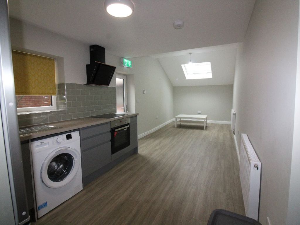 2 bed flat to rent in Eldon Street, Preston PR1, £572 pppm