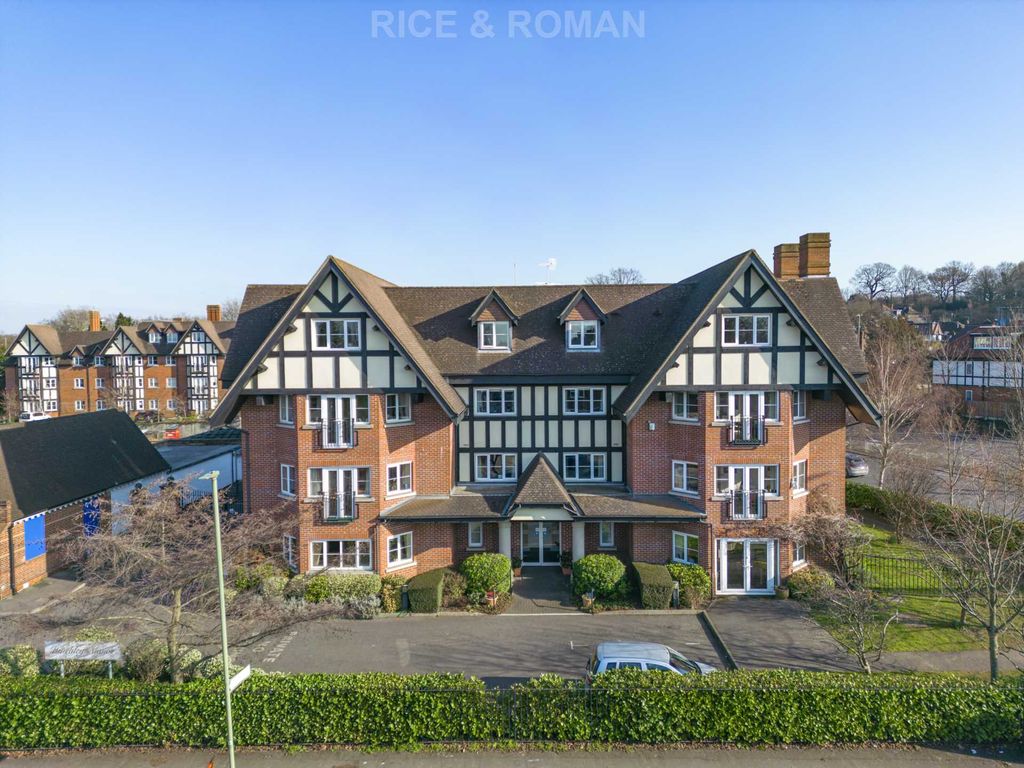 2 bed flat for sale in Hinchley Manor, Manor Road North KT10, £425,000