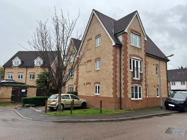 2 bed flat to rent in Stoney Bridge Drive, Waltham Abbey EN9, £1,400 pcm