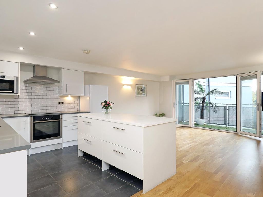 2 bed flat for sale in London Road, Brentford TW8, £399,950