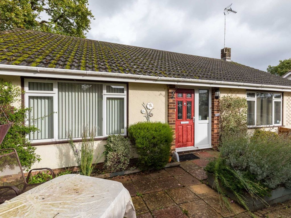 3 bed detached bungalow for sale in Shipley Road, Southwater RH13, £425,000
