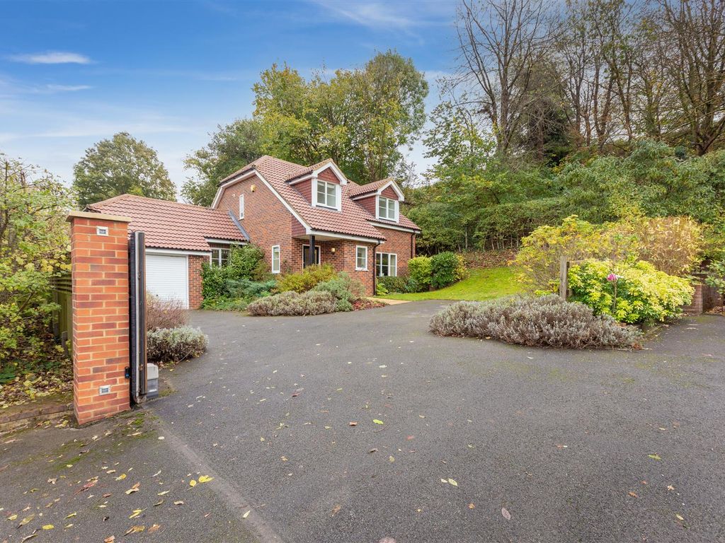 3 bed detached house for sale in Deanacre, Henley-On-Thames RG9, £895,000