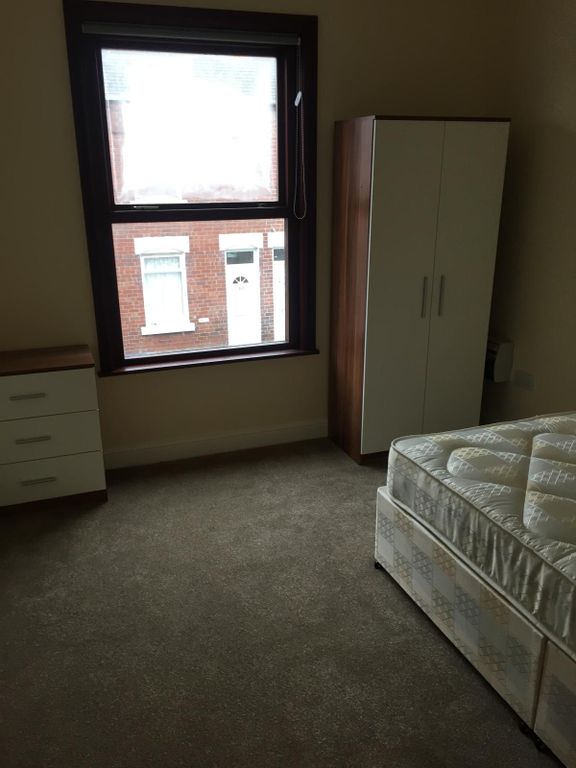 Room to rent in 94 Somerset Road, Room 6, Doncaster DN1, £390 pcm