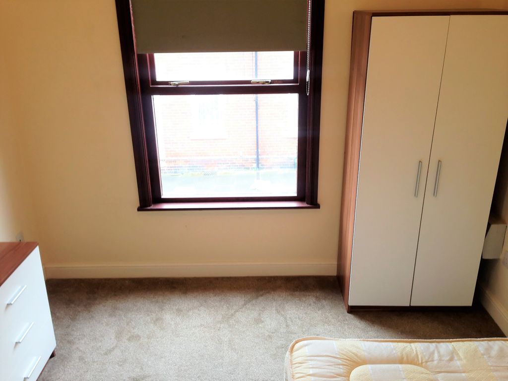 Room to rent in 94 Somerset Road, Room 6, Doncaster DN1, £390 pcm