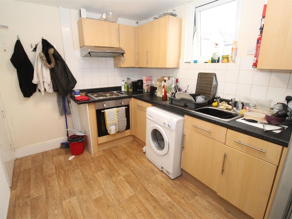 3 bed flat to rent in Crwys Road, Cathays, Cardiff CF24, £1,350 pcm