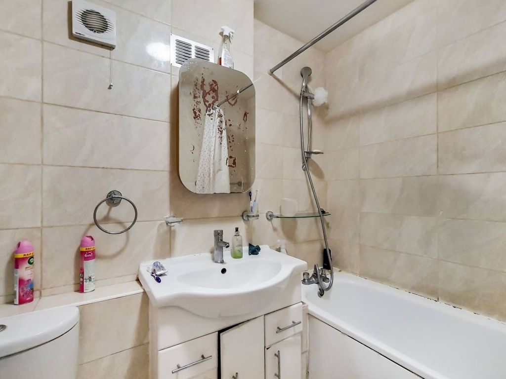 2 bed flat for sale in Lant Street, Borough, London SE1, £400,000