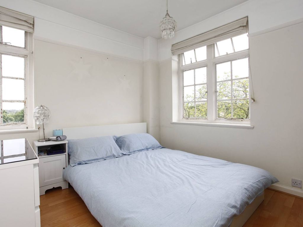 1 bed flat for sale in Abbey Road, St John's Wood, London NW8, £390,000