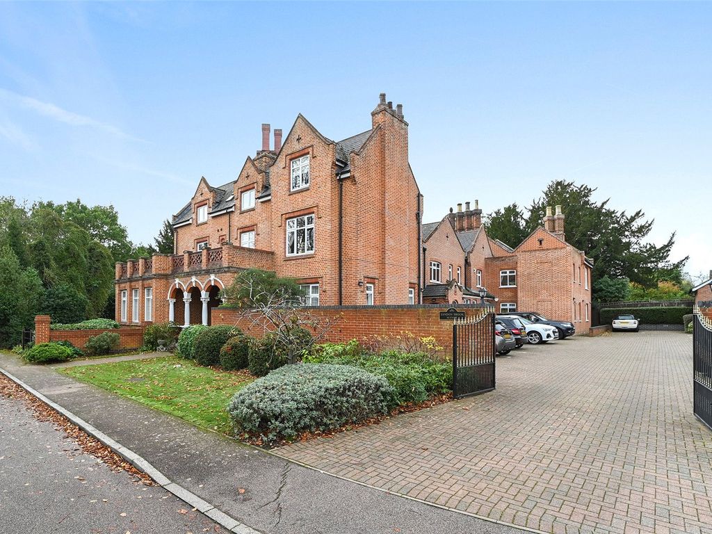 3 bed flat for sale in Sandon Brook Manor, Sandon Brook Place, Chelmsford CM2, £380,000