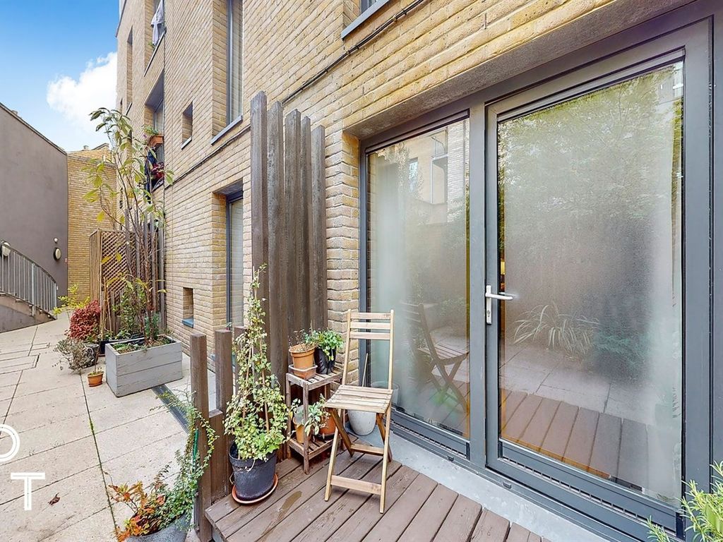 1 bed flat for sale in Weedington Road, Kentish Town NW5, £350,000