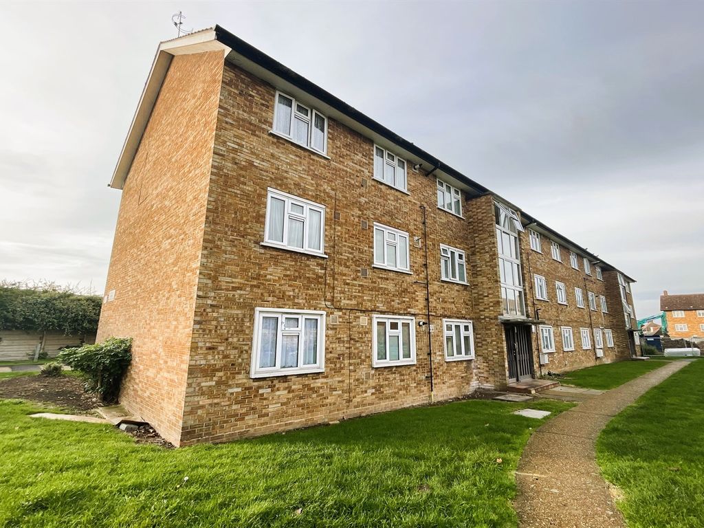 3 bed flat for sale in Heathcote Court - F/F/F, Clayhall IG5, £345,000