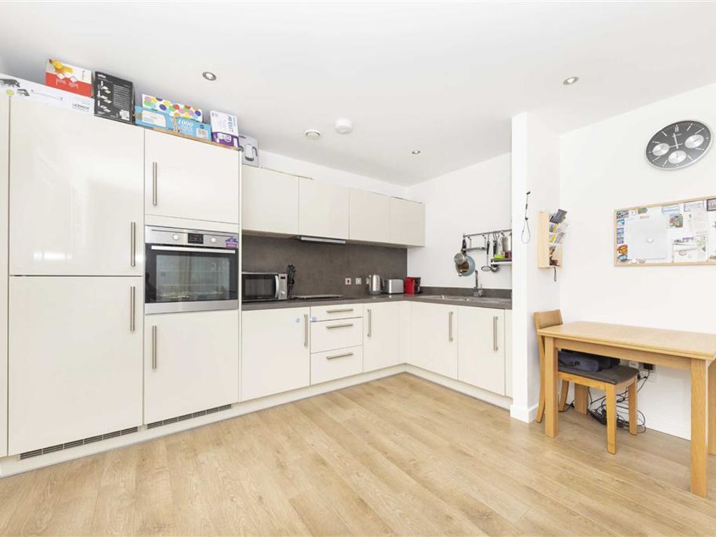 2 bed flat for sale in Bedford Road, London SW4, £500,000