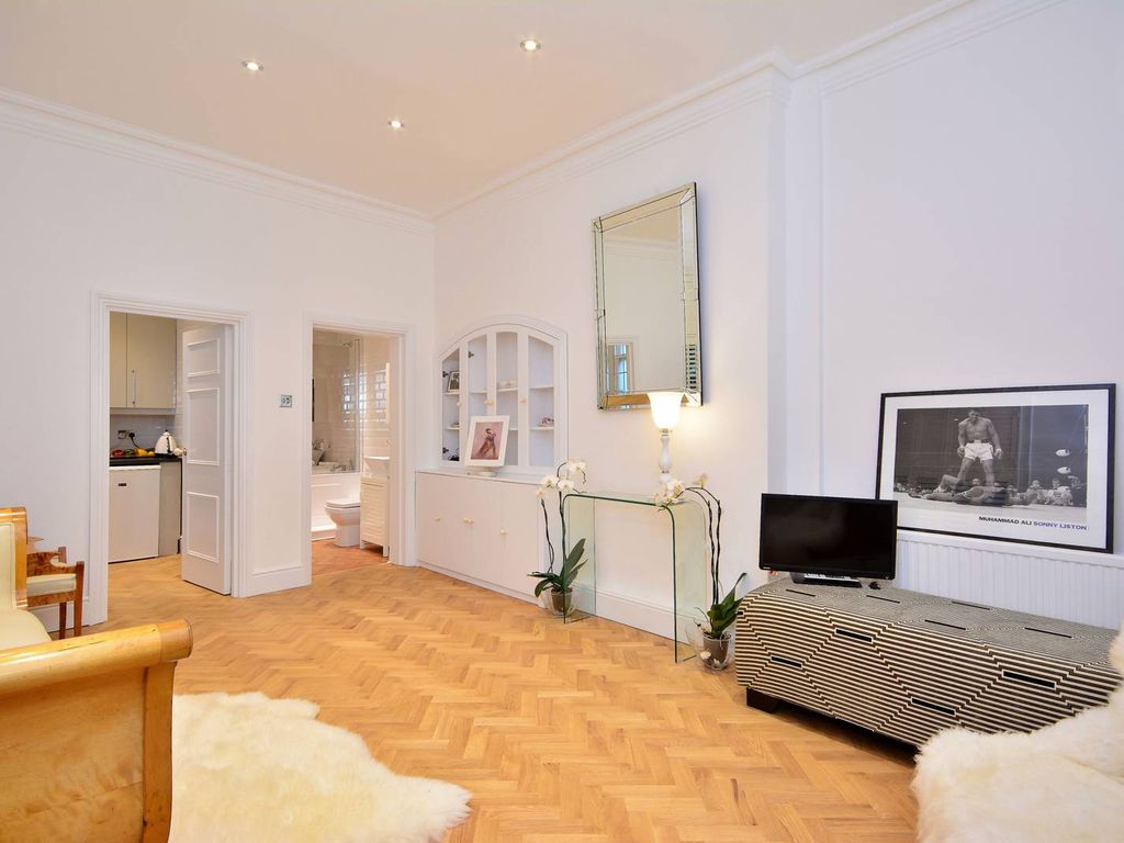 1 bed flat for sale in Altenburg Gardens, Clapham Junction, London SW11, £520,000