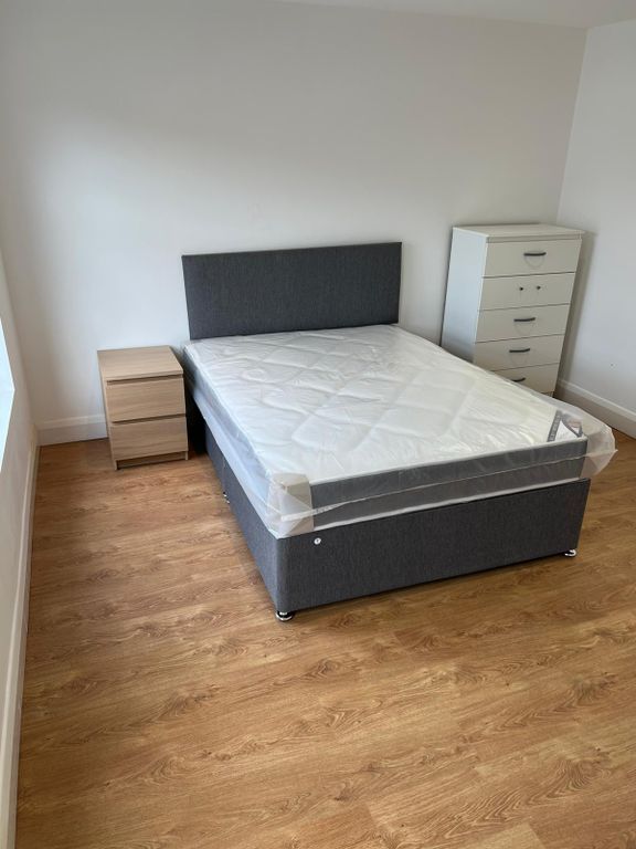 Room to rent in Clarendon Road, Croydon CR0, £850 pcm