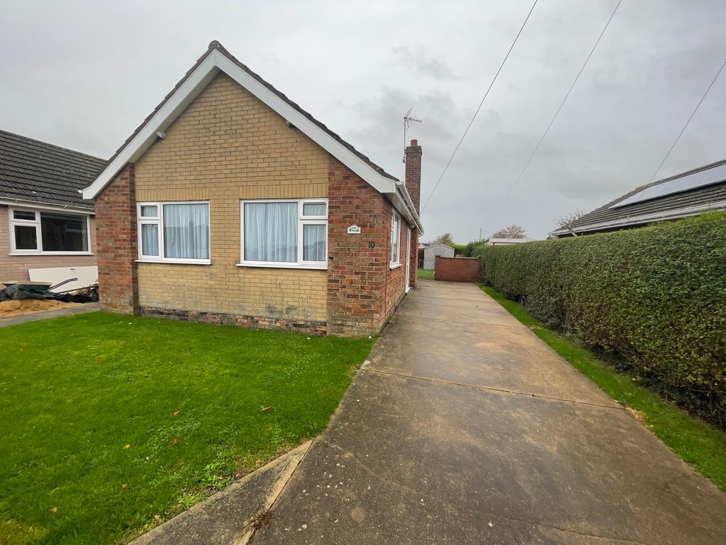 3 bed bungalow to rent in Nightingale Close, Scratby, Great Yarmouth NR29, £925 pcm