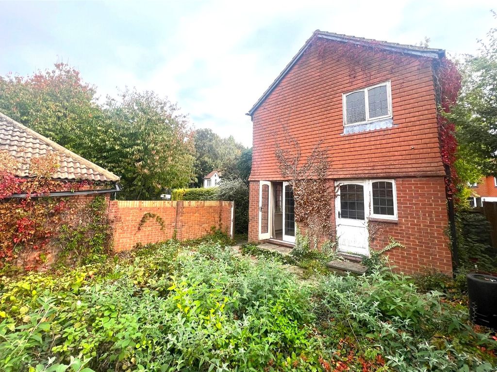 3 bed detached house for sale in Claydon Drive, Beddington CR0, £485,000