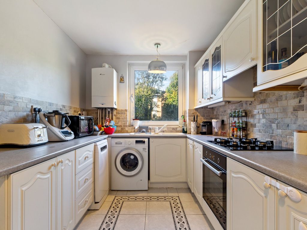 2 bed flat for sale in Stanhope Road, London N6, £550,000