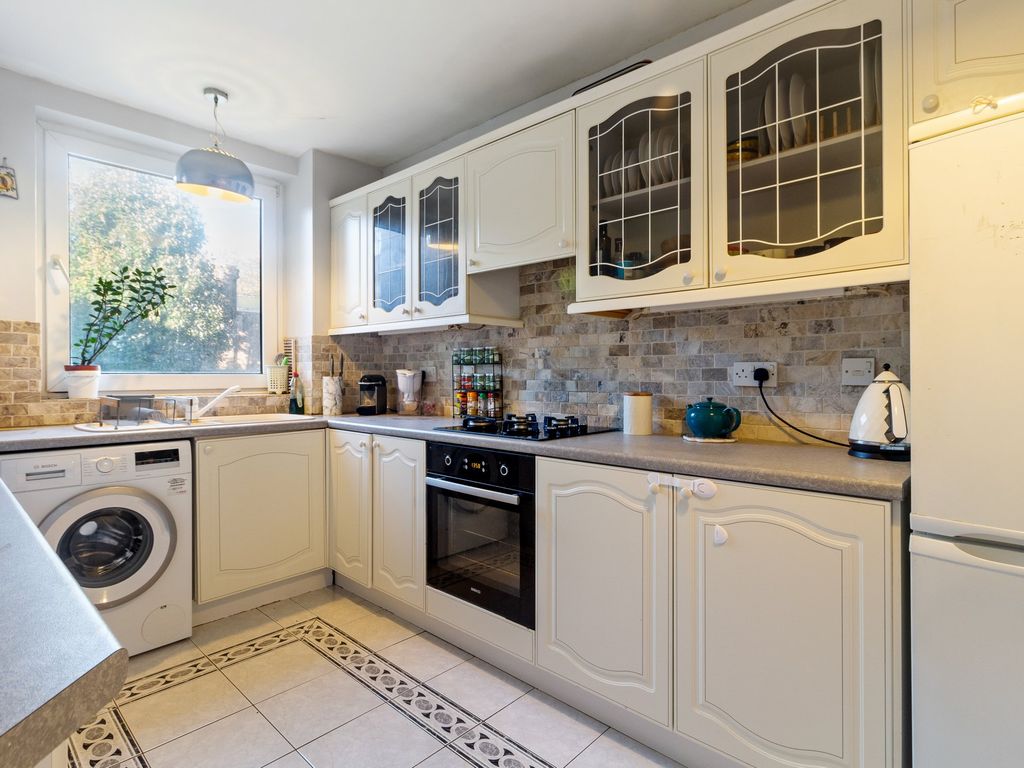 2 bed flat for sale in Stanhope Road, London N6, £550,000