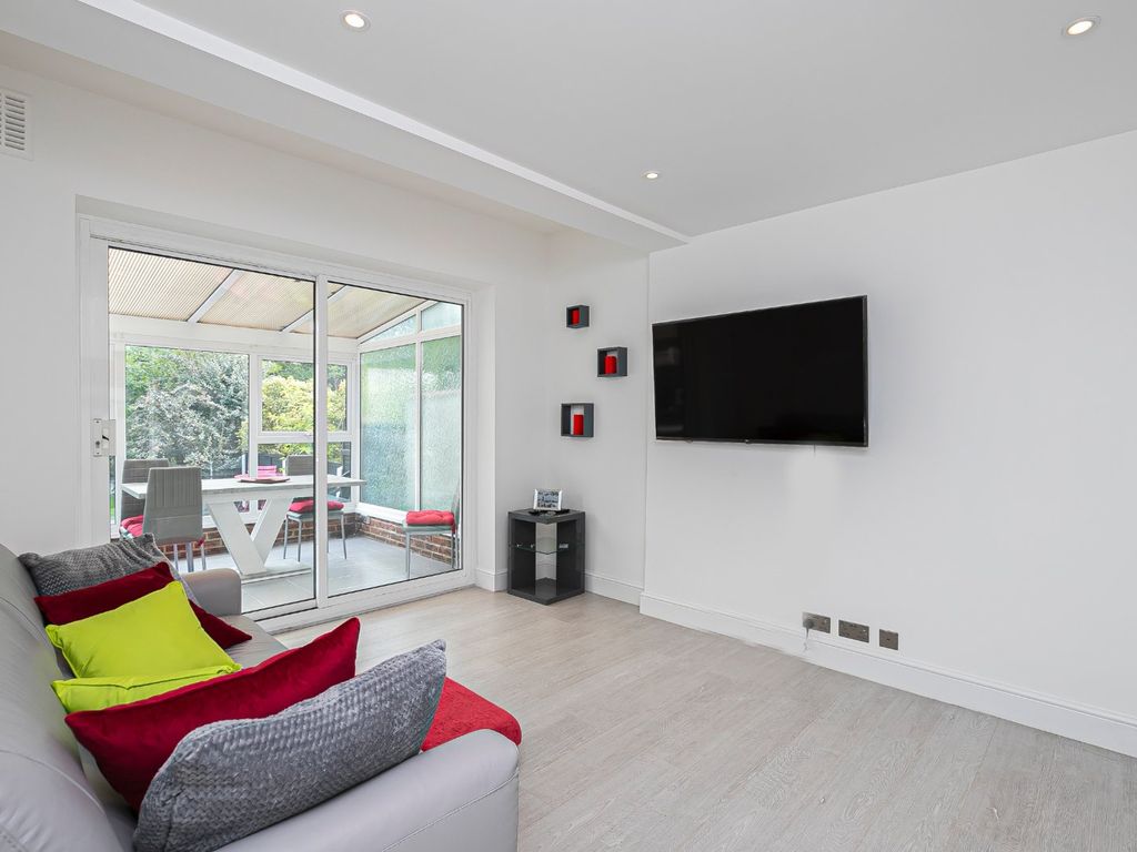 2 bed maisonette for sale in Tomswood Hill, Ilford IG6, £349,995