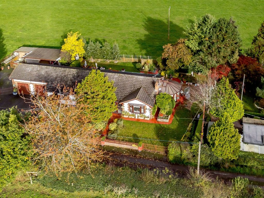 3 bed bungalow for sale in Erbistock, Wrexham LL13, £390,000