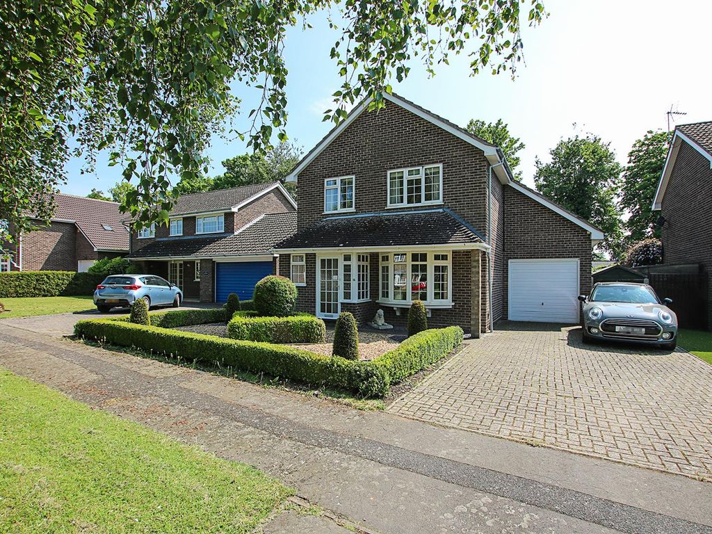 4 bed detached house for sale in Malcolm Way, Newmarket CB8, £550,000