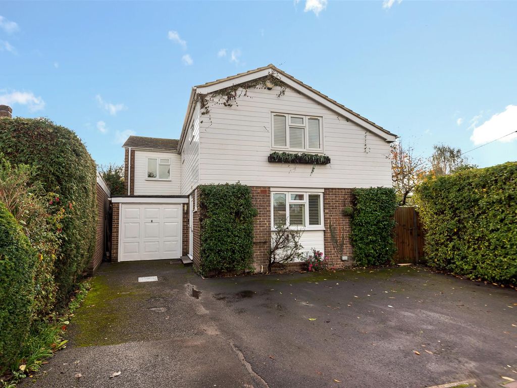 4 bed detached house for sale in Ivy Close, Moneyrow Green, Holyport SL6, £800,000