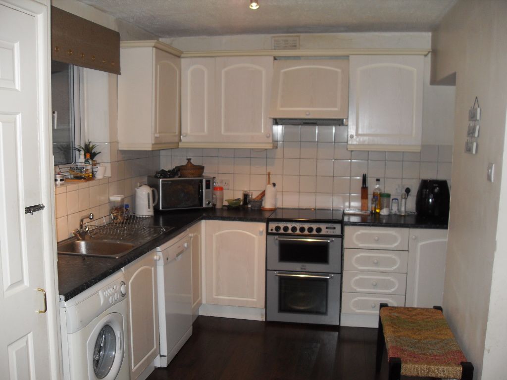 3 bed terraced house to rent in The Lowe, Hainault?Ilford IG6, £2,350 pcm