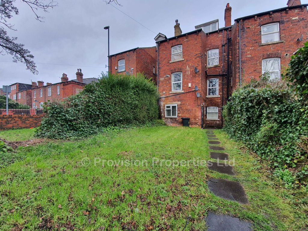 3 bed flat to rent in Cardigan Road, Headingley, Leeds LS6, £1,287 pcm